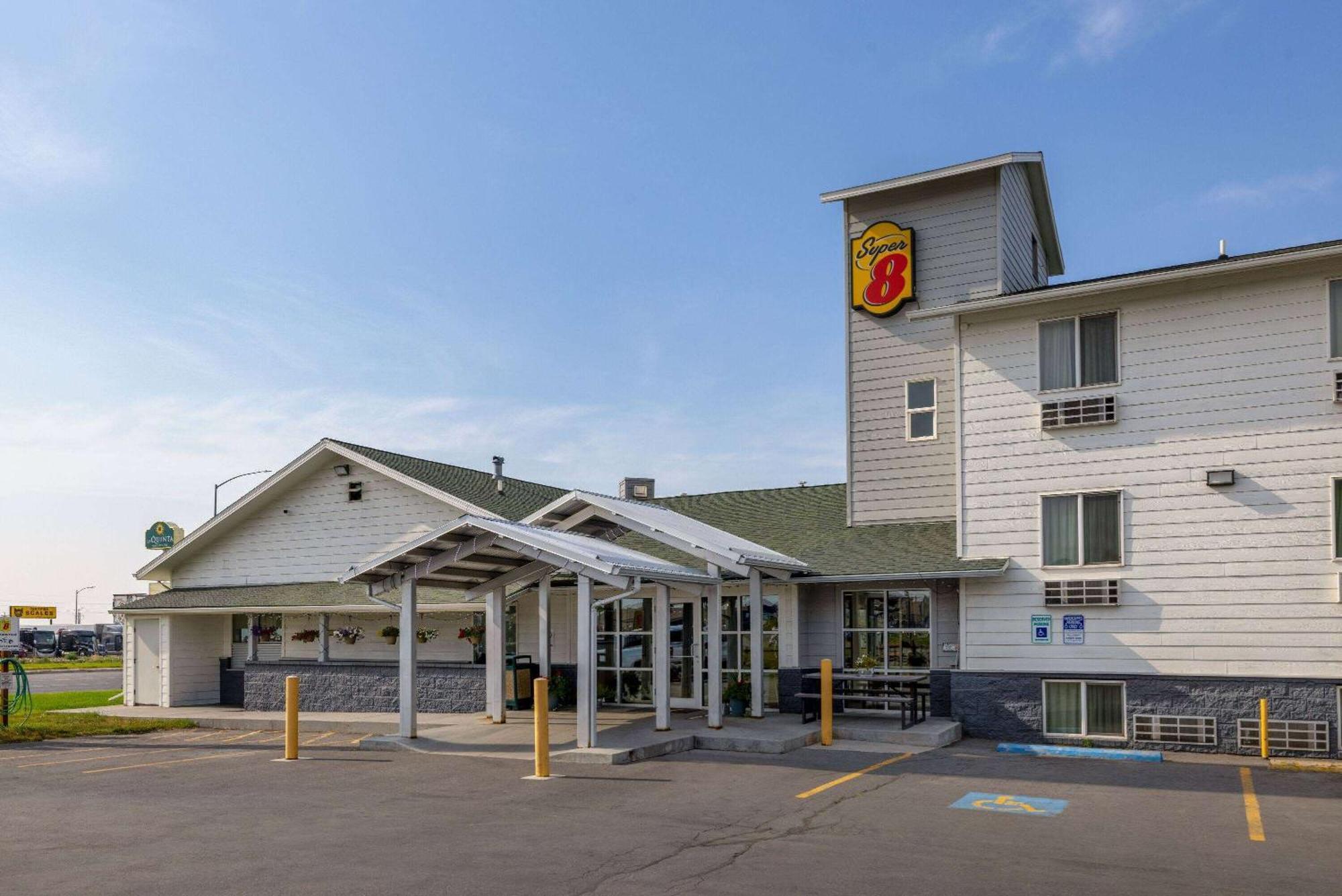 Super 8 By Wyndham Belgrade/Bozeman Airport Motel Eksteriør billede